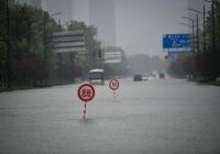 鄭州市民朋友們，暴雨期間請注意留意警示標志牌！